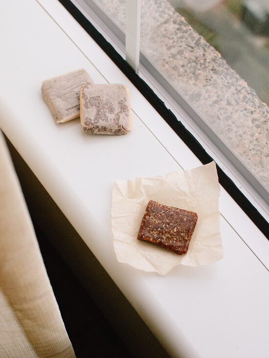 Homemade Larabars: Apricot Almond Bars from cookieandkate.com Homemade Larabars: Apricot Almond Bars