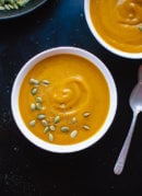 The best pumpkin soup recipe! It's creamy AND healthy. #pumpkinrecipe