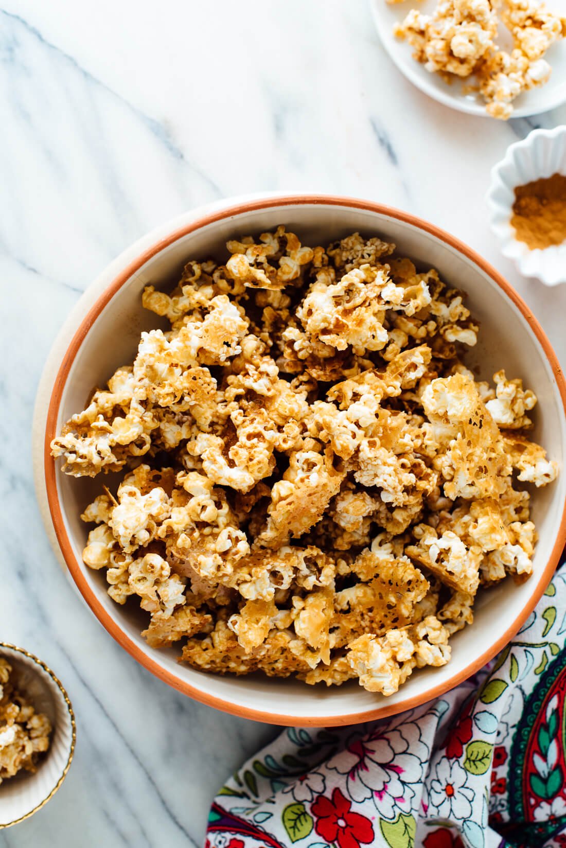 naturally sweetened caramel popcorn recipe made with tahini and maple syrup. #vegan #nutfree #naturallysweetened