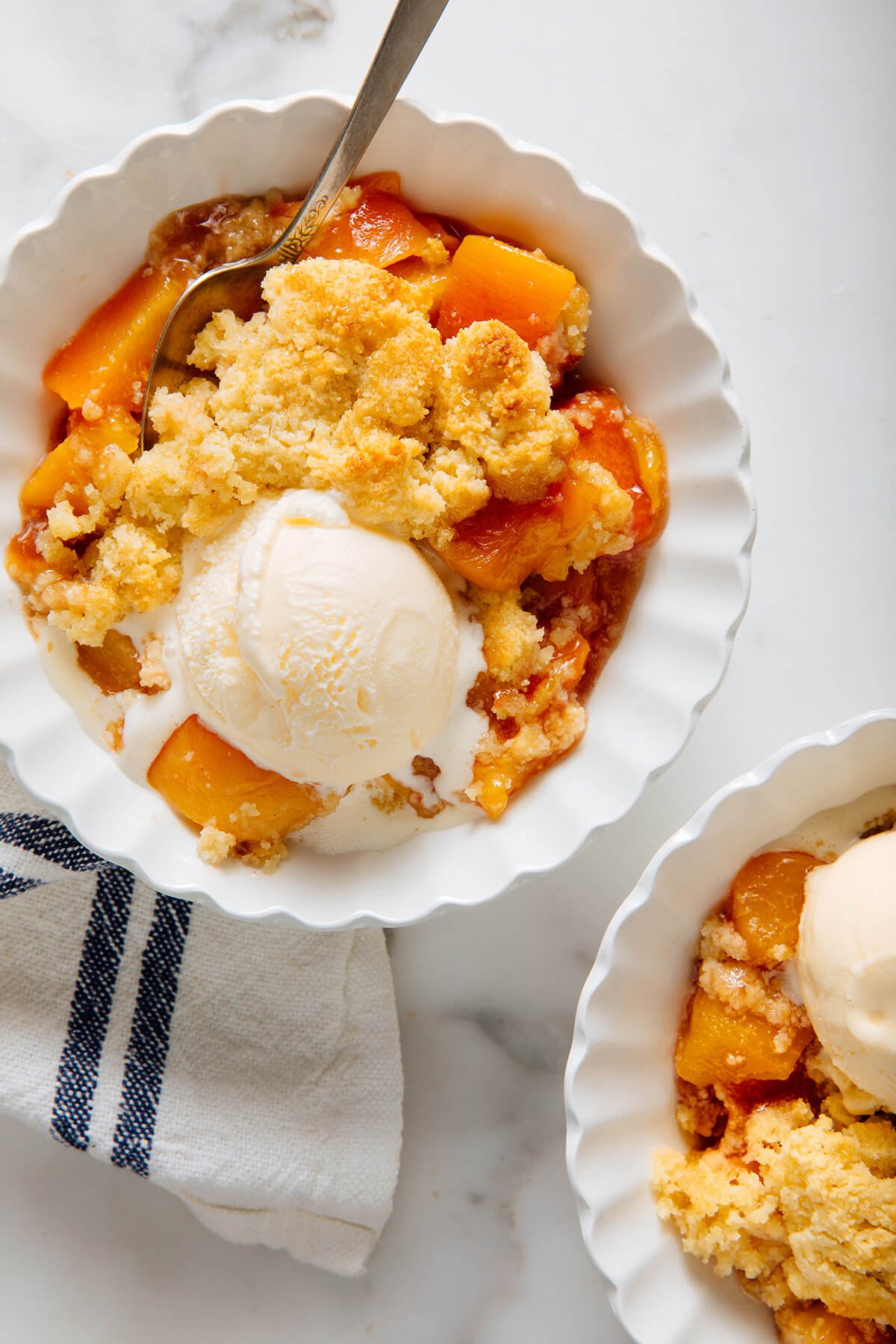 peach cobbler with ice cream